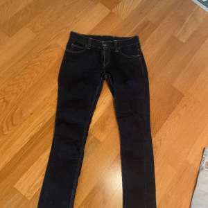 Lågmidjade Levis jeans - Säljer mina Lågmidjade Levis jeans. Jätte fin modell men använder tyvärr inte. Köpt för 1200kr och använda 2-3 gånger. Pris kan diskuteras 