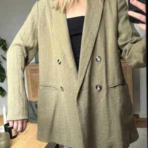 Blazer - Fin olivgrön blazer, perfekt nu till våren! Storlek: 44 (men passar mig super som är XS-S)🌻