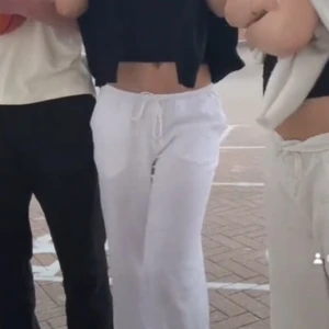 linnebyxor  - Skitsnygga linnebyxor från hm som inte säljs längre. Tyvärr har jag tvättat de så de blivit för korta för mig som är 168cm. Annars i helt perfekt skick och skitsnygga till sommaren!