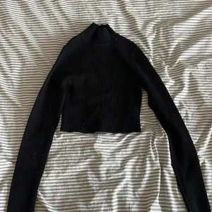 Svart långärmad ribbad tröja - Bra skick, använt 1 gång, storlek S, sitter vid naveln