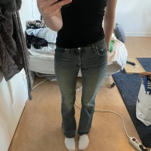 Blåa jeans - Säljer dessa midrise jeansen då de inte kommer till användning. Väldigt bra skick. Vet inte var de kommer ifrån eller storlek men passar mig som är ca 168 cm. Kan skriva exakta mått privat. 💕💕