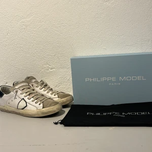 Philipe Model skor  - Philipe Model skor i använt skick.  Ny pris 3500 kr. Mitt pris 800 kr.  Skriv vid ytterligare frågor! 