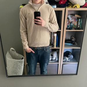 Gant halfzip - Säljer denna halfzip från gant som jag köpte i höstas. Knappt använd därmed 9,5/10 i skick. Material merinoull. Nypris 1500