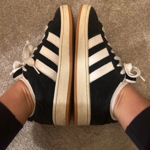 Adidas campus  - Säljer mina adidas campus för dom inte kommer till användning längre dom är i bra sicka men är  använda 👌🏽🫶🏼🤙🏽 köparen står för frakt 