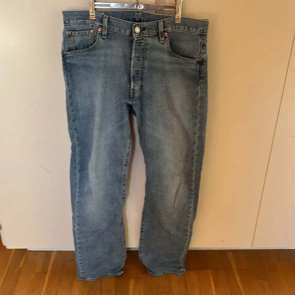 Säljer dessa jeans från levis.  Dem har inga märken eller hål.  Dem har en rak passform  Nypris 1 200kr Dm för snabb affär. Jeans & Byxor.