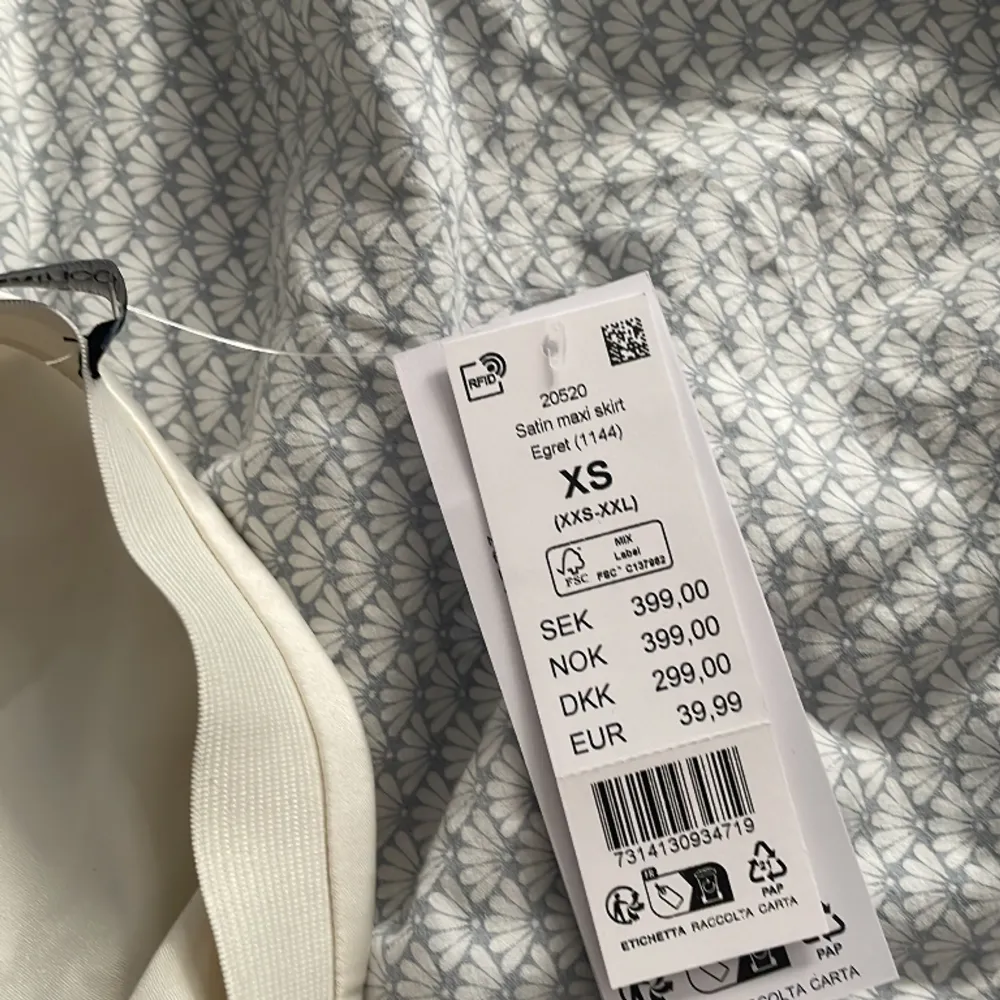 Säljer denna vita lågmidjade kjolen från Gina i satin, storlek Xs aldrig använd, nypris 399kr. Kjolar.