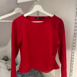 Röd blus - Fin röd blus med detalj