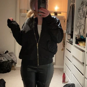 Bomberjacka  - Säljer en svart/mörkblå bomberjacka som är super fin från H&M, säljer pga den inte kommer till användning. Väldigt bra skick!