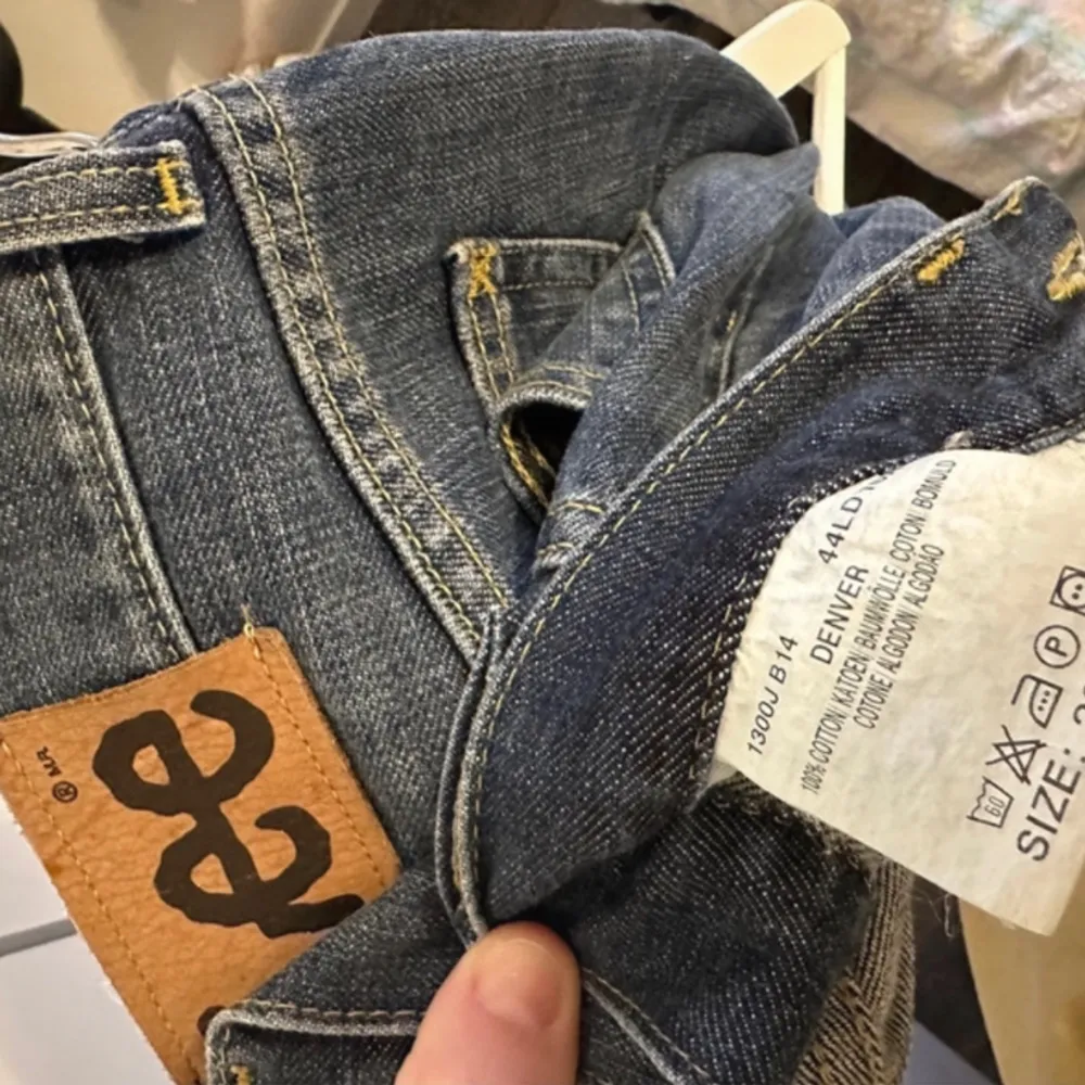 Ett par lee jeans jag köpte på plick men passade inte i längden. Jag är 170 och det var för kort. Passar gärna de som är 150-160. Väldigt bra skick!! pris kan diskuteras . Jeans & Byxor.