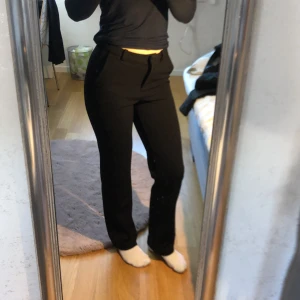 Kostymbyxor  - Högmidjade kostymbyxor från vero Moda, använda en gång, som nya, jag är 170 och dom är lite för korta på mig