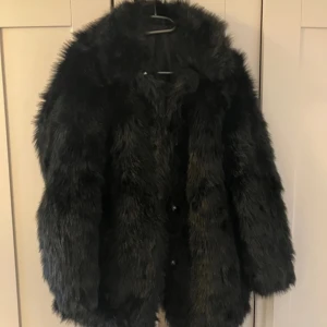 Svart pälsjacka - En perfekt pälsjacka i faux fur köpt second hand💞 Storlek s men passar även xs-m beroende på passform☺️