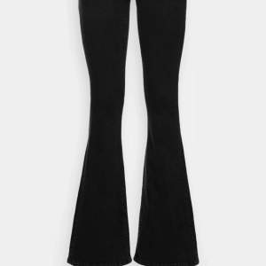 Säljer dessa snygga lågmidjade svarta jeans. Dom är utsvängda med en slit längst ner💕 Uppsydda och passar mig i längden som har innerbenslängd cirka 83cm. Knappt använda men har små slitningar längst ner vid benet, inget som syns.