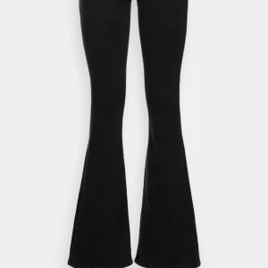 Lowwaist svarta jeans - Säljer dessa snygga lågmidjade svarta jeans. Dom är utsvängda med en slit längst ner💕 Uppsydda och passar mig i längden som har innerbenslängd cirka 83cm. Knappt använda men har små slitningar längst ner vid benet, inget som syns.