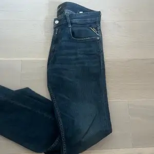 Blå replay jeans, storlek 29/32. Nypris 1699kr