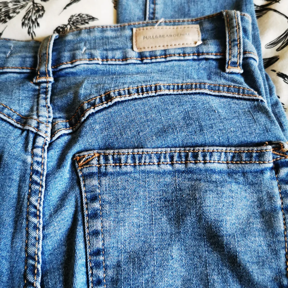 Jeans from Pull&Bear nr 36. High waist and booty up. New without tag. Never worn, only took the tag away to wash it after getting it. Jeans & Byxor.