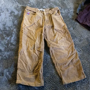 big boy beigea manchester brallor - storlek m, okej skick, slitna på knäna och ett litet hål på höger ben, omsydda vid hälarna och götten.