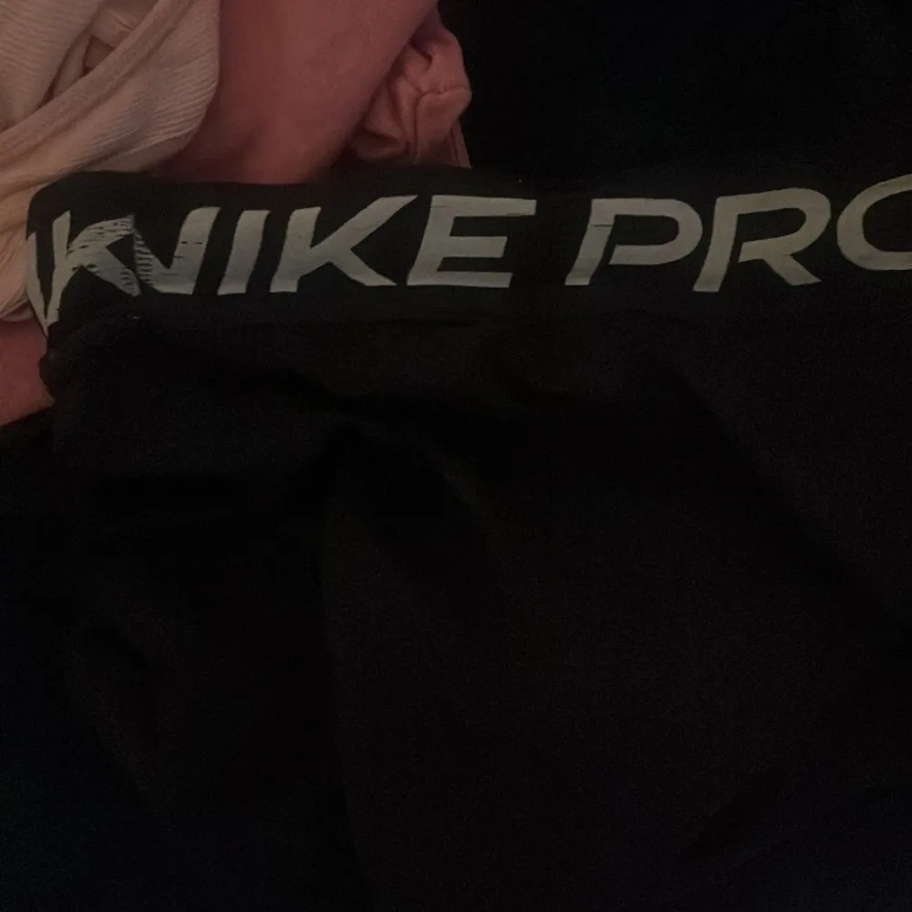  Säljer dessa Nike proträning shorts för att de kommer inte till användning längre  Bra skick❤️. Shorts.