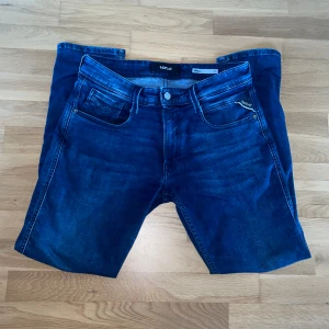 Replay jeans - Hej, säljer mina Replay jeans Anbass i storlek 31/30. Jeansen är i mycket bra skick och har andvänt dem i cirka tre månader. Just nu säljer jag dem för 599kr! Hör av er vid minsta lilla fundering👍