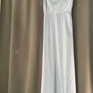 Balklänning 🥂 - Jätte fin baby blå klänning som går ända ner till golvet, passar perfekt som balklänning eller för andra festligheter🩵