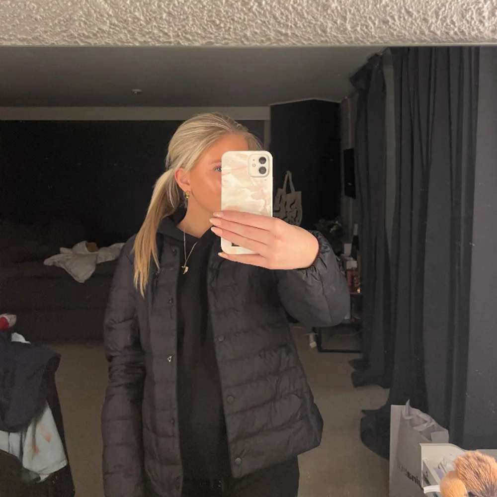 En jacka från uniqlo som inte kommer tills andvändning i storleken xs. Skriv för fler bilder!!. Takit.