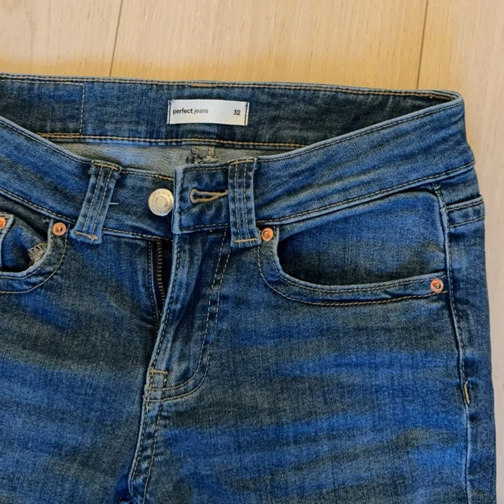 Ett par jättefina blåa bootcut jeans med fickor. Jeansen är köpta på Gina med ett totalt pris på 600 kr. Jeansen är använda ett par fåtal gånger och är anledningen till varför jag säljer de💕💕. Jeans & Byxor.