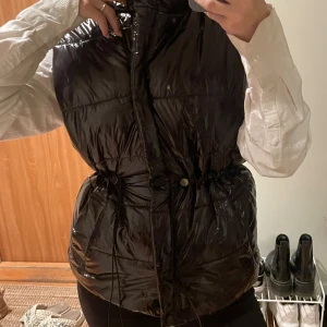 Väst - Fin väst från bohoo strl M går att dra åt i midjan ju mycket man vill skulle säga att det är en s i strl