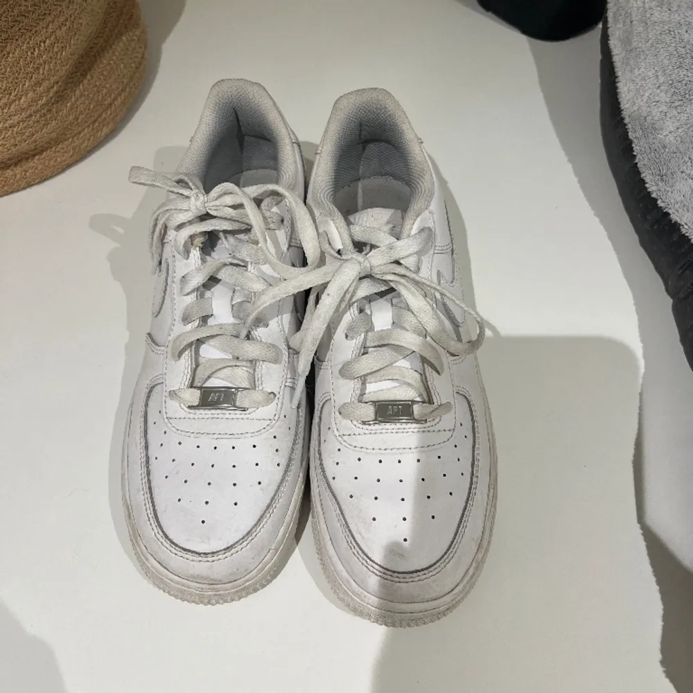 Ett par Nike air force 1 sneakers k storlek 38,5. Använt ett par gånger och man ser att de är använda. Däremot k bra skick och inget är slitet eller förstört.. Skor.