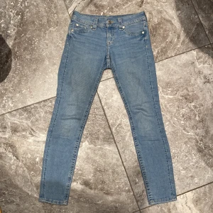 Jeans från hm  - Använda några gånger. Inga defekter. Från hm, storlek 36. Säljer pga stor garderobrensning. Kika gärna på mina andra annonser, säljer mycket:) 