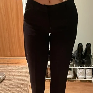 Kostymbyxor från Gina tricot  - Säljer ett par kostymbyxor från Gina tricot endast använda 1 gång då dom köptes i fel strl därav att jag inte kunde lämna tillbaka dom. Nypris 399kr jag säljer dom för 250kr 