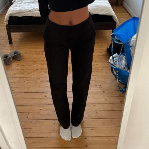 Straight regular trousers från Gina Tricot. Storlek 32, stor i storlek så brukar du ha storlek 34 funkar dessa utmärkt 🥰 använda några enstaka gånger!