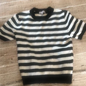 Stickad tröja hm  - Säljer för att den aldrig kommer till användning, bra skick. Använd 1 gång 💕