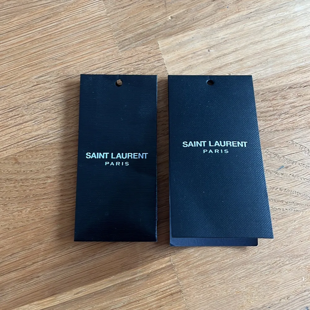 Säljer min Saint Laurent jacka i grymt skick. Några små defekter (dm för mera). Nypris: Ca 12000kr. Har kvitto och lapparna kvar, köpt i Danmark.                                                                   Dm för fler frågor. Jackor.