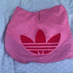 Adidas hoodie 💗 - En rosa adidas hoodie ❤️ den har LITE nagellim på tröj armen som även syns på tredje bilden 💗 (pris kan diskuteras fler frågor skriv gärna)