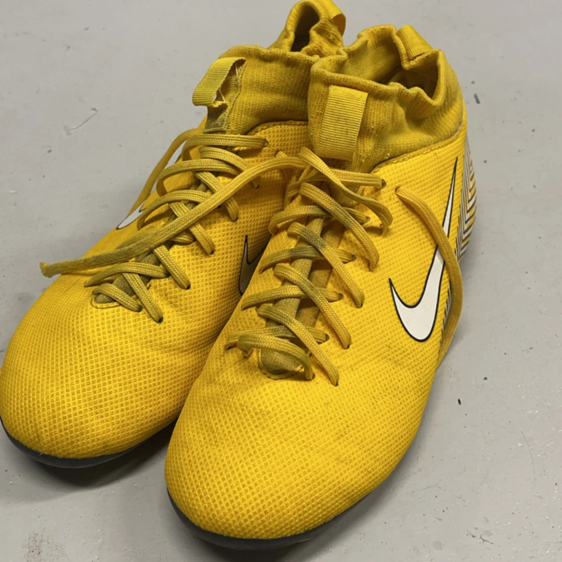 Gula fotbollsskor  - 90