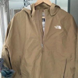 The North Face vårjacka/anorak - En beige/brun The North Face vårjacka/anorak i bra skick. Stlk L 