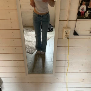 Lågmidjade Jeans från Lager 157 - Säljer då jag precis köpt de men aldrig kommit till användo! Nya utan prislapp!! Jag är 172 och de sitter bra i längden!!