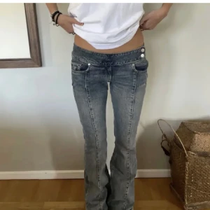 Lågmidjade jeans utan fickor  - Säljer super snygga lågmidjade jeans utan fickor, från weekday och helt slutsålda och super populära❤️passar mig som är 165 och brukar ha 34-36 i jeans 