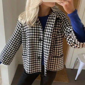 Trekvartsjacka  - Trekvartsjacka i svart vit. Jättefin som passar till allt.