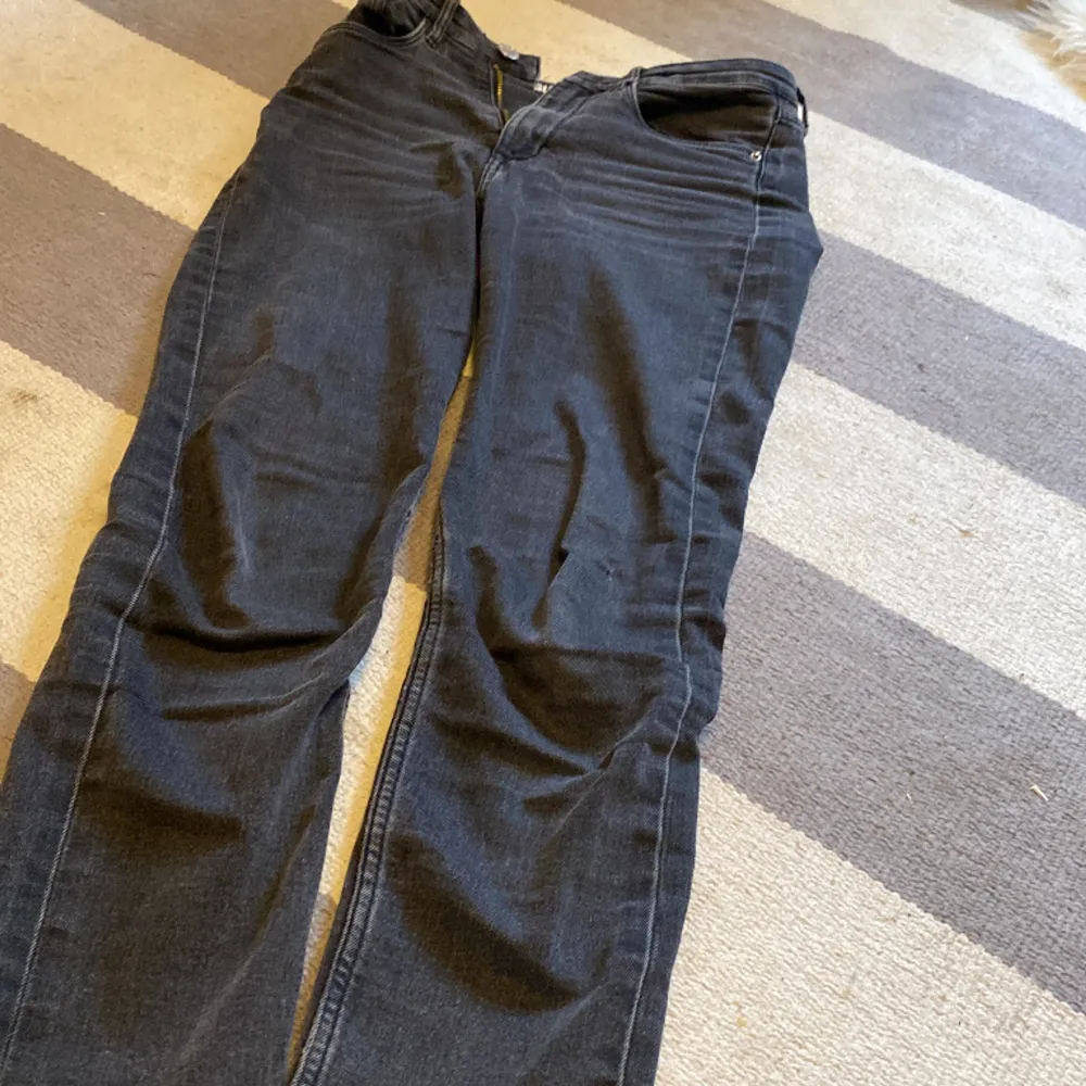 Sköna jeans som passar till det mesta💗 säljer då de sällan kommer till användning💕. Jeans & Byxor.