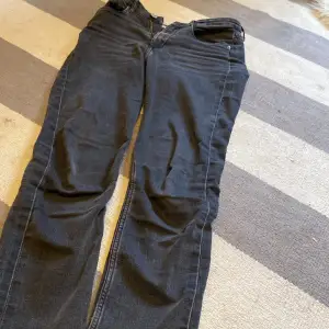 Sköna jeans som passar till det mesta💗 säljer då de sällan kommer till användning💕