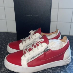 Guiseppe Zanotti skor - Stilrena Guiseppe Zanotti skor i storlek 45 men passar även 44. Skorna är i mycket bra skick. Nypris 6000kr, Box ingår. Hör av dig vid eventuella frågor eller funderingar🤝🏼