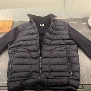 Moncler - Säljer min moncler cardigan då jag hellre har pengarna o köper ett par fina skor till sommaren. Den är i bra skick och priset kan sänkas vid snabb affär 