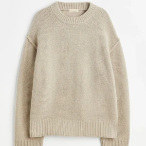 Kashmir stickad tröja - Säljer denna kofta i storlek S från H&M premium selection i wool/kashmir blend. Använd väldigt få gånger och därför fortfarande i väldigt bra skick💖 