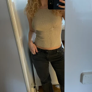 Topp med öppen rygg - Glittrig champagnefärgad/guldig topp från & Other Stories. Såå fin och låg i ryggen🤩