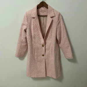 Rosa dam rock🌸🌹💕🎀🧥 - Storlek M,S snygg dam rock med en fin rosa färg med vita detaljer, den är i ett fint skick, hör av er vid frågor samt övriga funderingar!🌹🌸💕🧥🎀