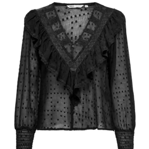 Only volangblus  - Hejj, säljer min fina volangblus ifrån Only. Den är i nyskick. Säljer för att jag har tröttnat på den. För mer bilder bara skriv till mig. Köptes för 380kr. Om intresserad tveka inte på att höra av dig.💞💞