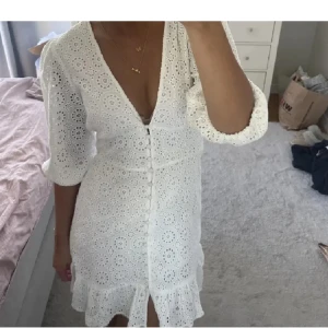 Studentklänning  - Säljer denna fina vita klänning från Gina Tricot i storlek 34, tyvärr är den lite liten på mig så måste  sälja den ❤️lånade bilder ✨👩‍🎓