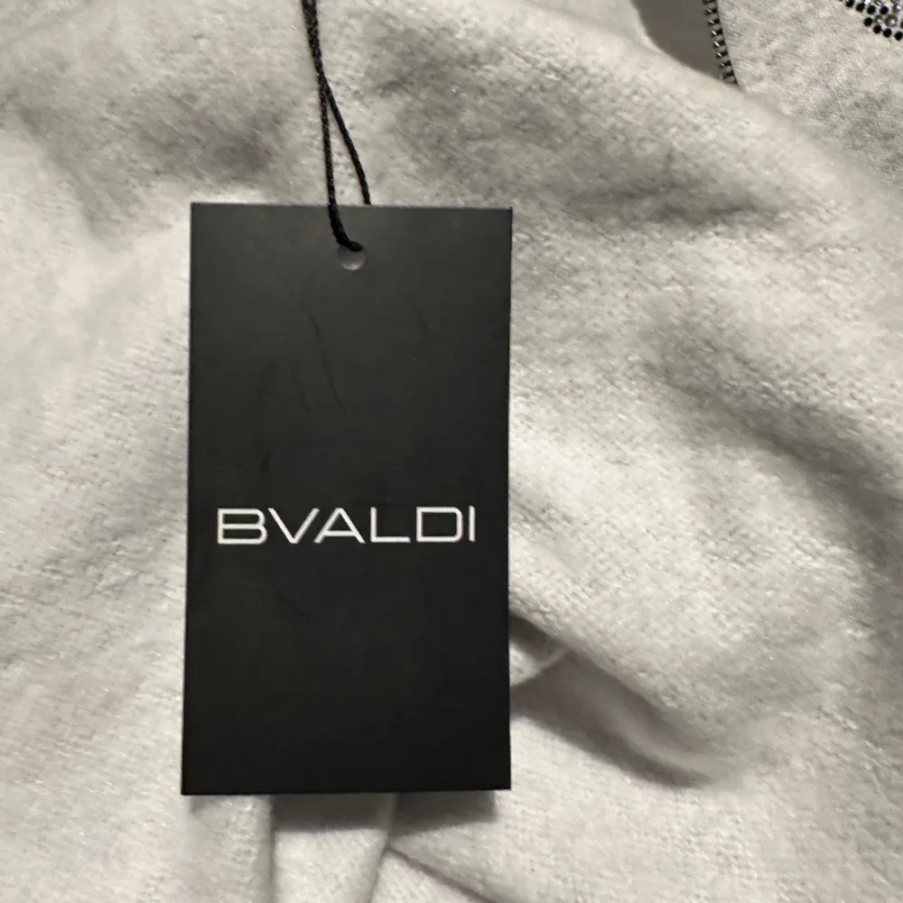Säljer helt mya bvaldi hoodien i storleken XS säljer båda för 1100. Tröjor & Koftor.