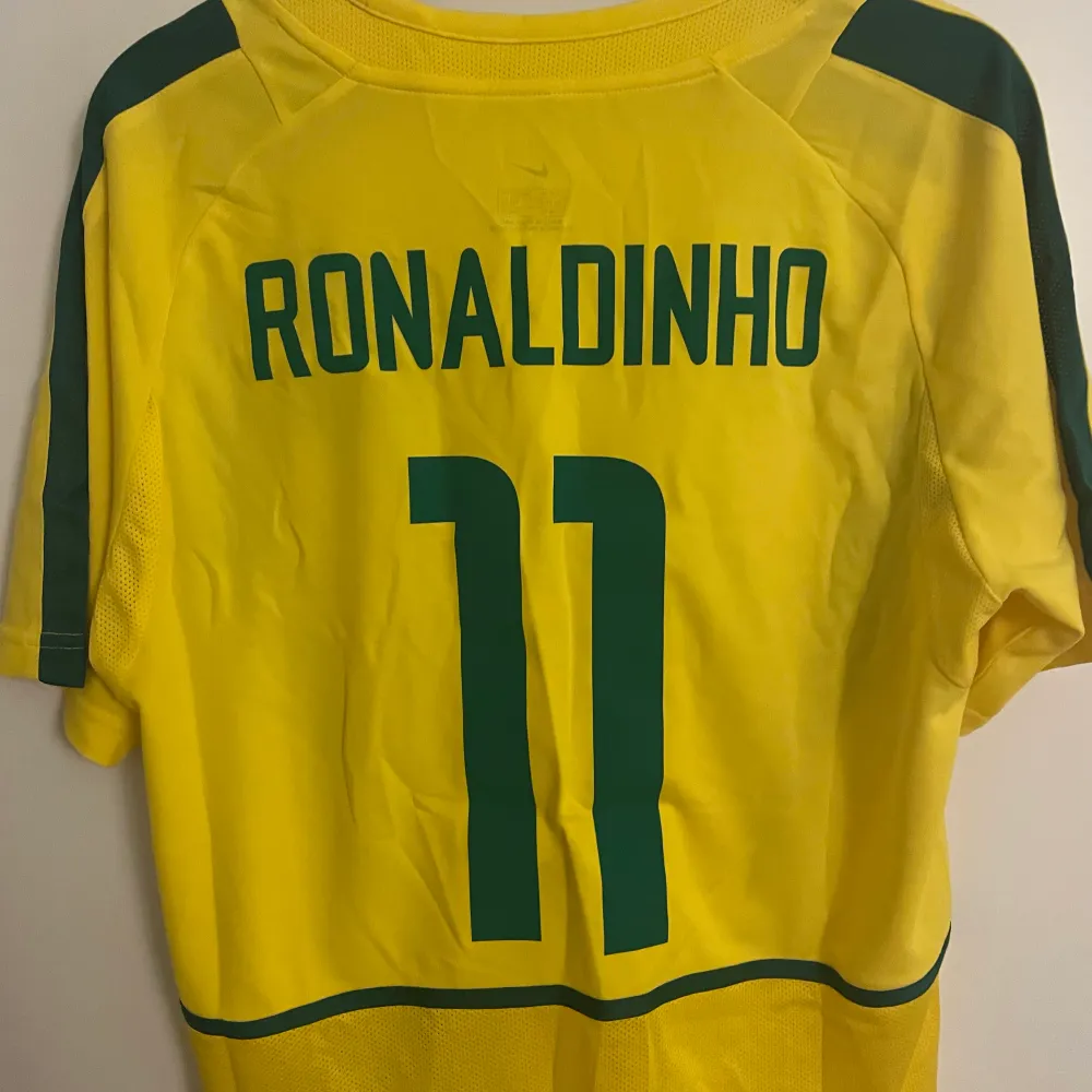 Brasilien Ronaldinho tröja. Perfekt för sommaren! Helt ny . T-shirts.