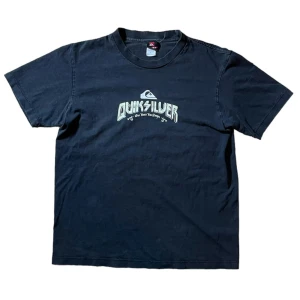 Vintage 90s Quicksilver T Shirt  - Jag säljer denna Vintage Quicksilver T shirt i bra kondition lite solblekt men inga andra defekter  det står L på lappen men tröjan sitter som en M skriv gärna om ni har några ytterligare frågor🧝🏻‍♂️